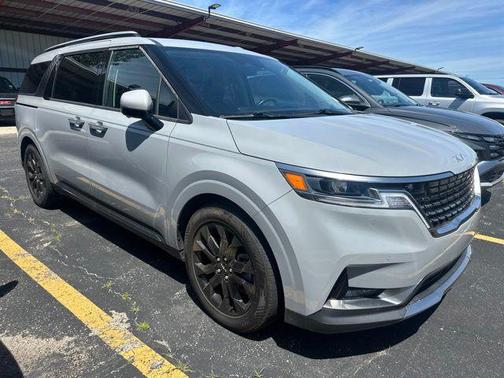 Ceramic Silver 2023 Kia Carnival SX