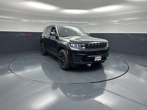 Diamond Black Crystal Pearlcoat 2026 Jeep Grand Cherokee Altitude