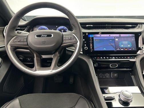 Diamond Black Crystal Pearlcoat 2026 Jeep Grand Cherokee Altitude