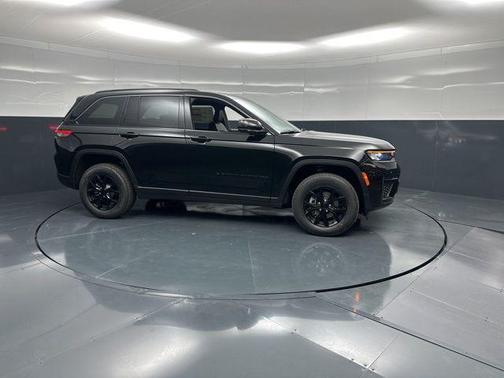 Diamond Black Crystal Pearlcoat 2026 Jeep Grand Cherokee Altitude