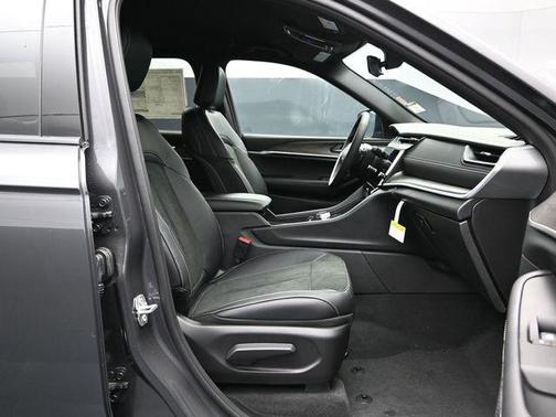 Baltic Gray Metallic Clearcoat 2026 Jeep Grand Cherokee Altitude