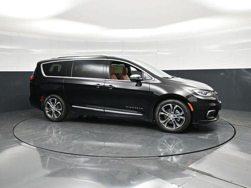 Diamond Black Crystal Pearlcoat 2026 Chrysler Pacifica L