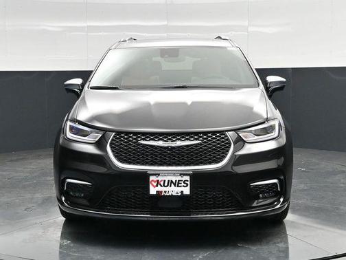 Diamond Black Crystal Pearlcoat 2026 Chrysler Pacifica L