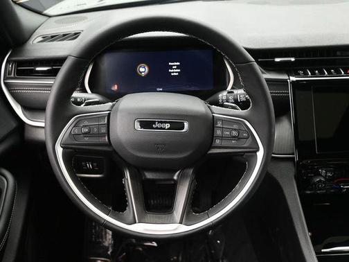 Diamond Black Crystal Pearlcoat 2026 Jeep Grand Cherokee L Altitude