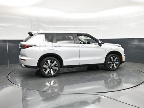 White 2025 Mitsubishi Outlander