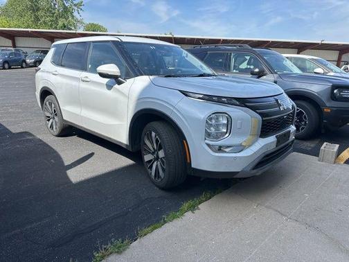 White 2025 Mitsubishi Outlander