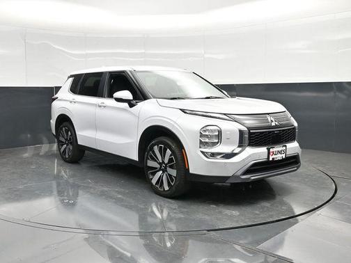 White 2025 Mitsubishi Outlander