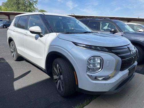 White 2025 Mitsubishi Outlander