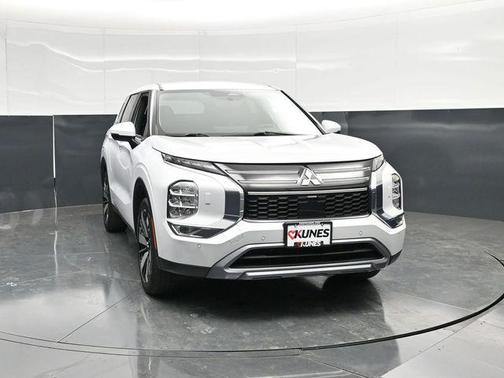 White 2025 Mitsubishi Outlander