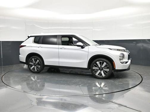 White 2025 Mitsubishi Outlander