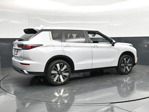 White Diamond/Black Roof 2025 Mitsubishi Outlander SE S-AWC