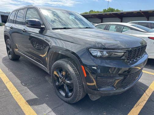 Diamond Black Crystal Pearlcoat 2023 Jeep Grand Cherokee Altitude