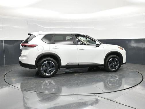 Everest White Pearl 2025 Nissan Rogue SV
