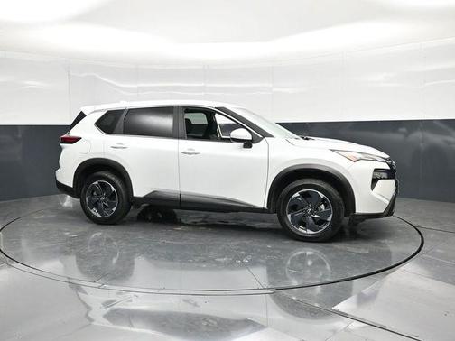 Everest White Pearl 2025 Nissan Rogue SV