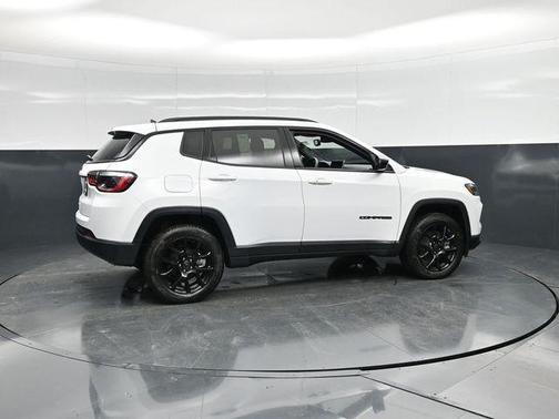 Bright White Clearcoat 2026 Jeep Compass Latitude