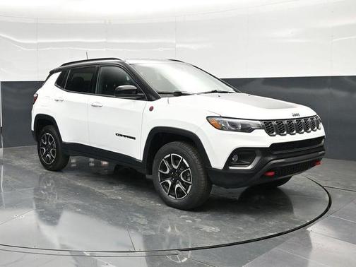 Bright White Clearcoat 2025 Jeep Compass Trailhawk