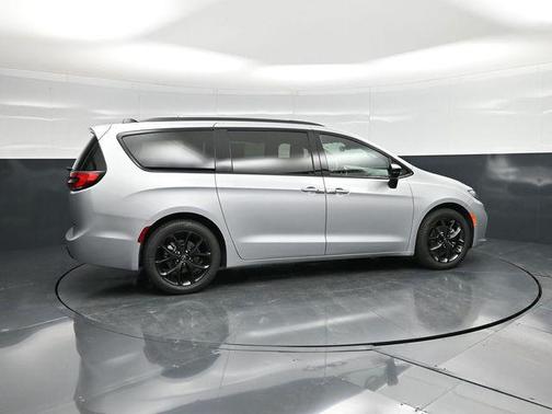 Silver Mist Clearcoat 2026 Chrysler Pacifica Limited