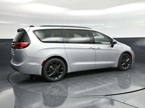 Silver Mist Clearcoat 2026 Chrysler Pacifica Limited