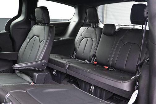 Diamond Black Crystal Pearlcoat 2027 Chrysler Pacifica L