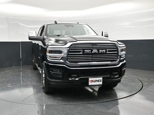 Diamond Black Crystal Pearlcoat 2024 RAM 2500 Laramie Crew Cab 4x4 6'4' Box
