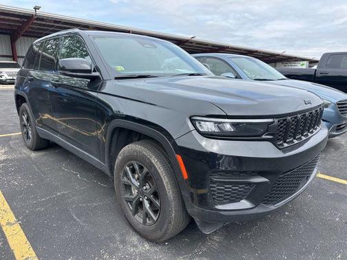 Diamond Black Crystal Pearlcoat 2025 Jeep Grand Cherokee Altitude