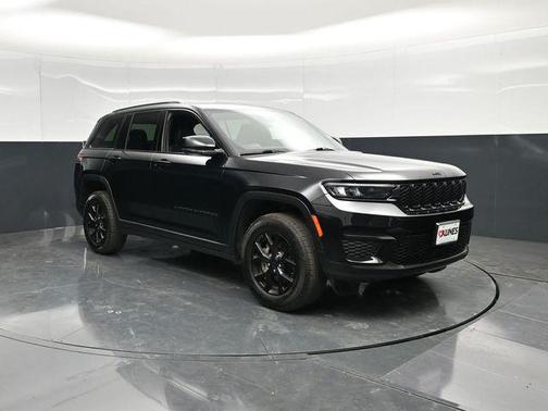 Diamond Black Crystal Pearlcoat 2025 Jeep Grand Cherokee Altitude