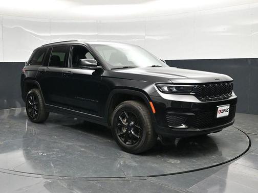 Diamond Black Crystal Pearlcoat 2025 Jeep Grand Cherokee Altitude