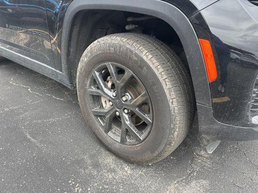 Diamond Black Crystal Pearlcoat 2025 Jeep Grand Cherokee Altitude