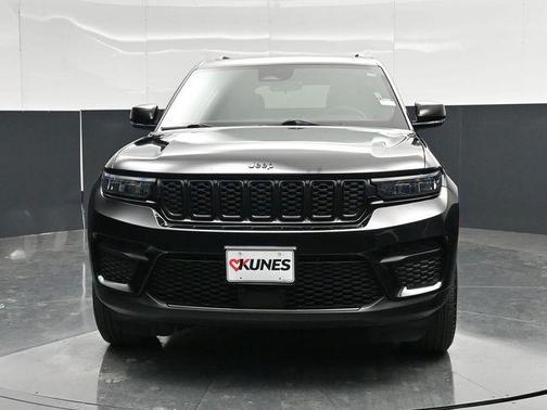 Diamond Black Crystal Pearlcoat 2025 Jeep Grand Cherokee Altitude