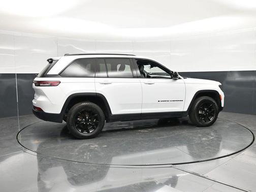 Bright White Clearcoat 2025 Jeep Grand Cherokee Altitude