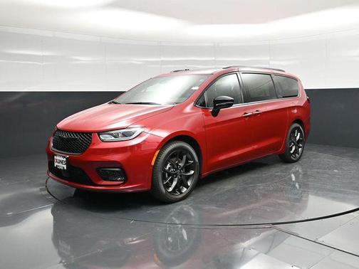 Red Hot Pearlcoat 2026 Chrysler Pacifica Limited