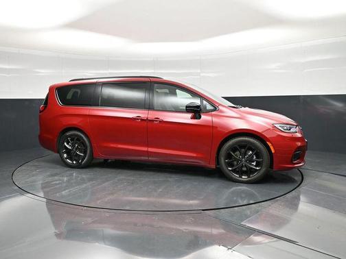 Red Hot Pearlcoat 2026 Chrysler Pacifica Limited