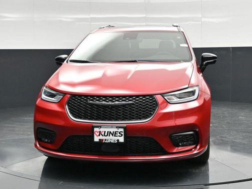 Red Hot Pearlcoat 2026 Chrysler Pacifica Limited