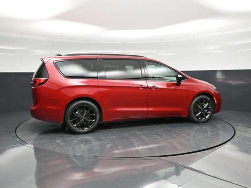 Red Hot Pearlcoat 2026 Chrysler Pacifica Limited