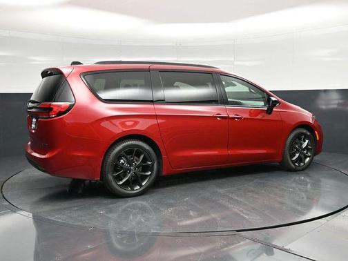 Red Hot Pearlcoat 2026 Chrysler Pacifica Limited