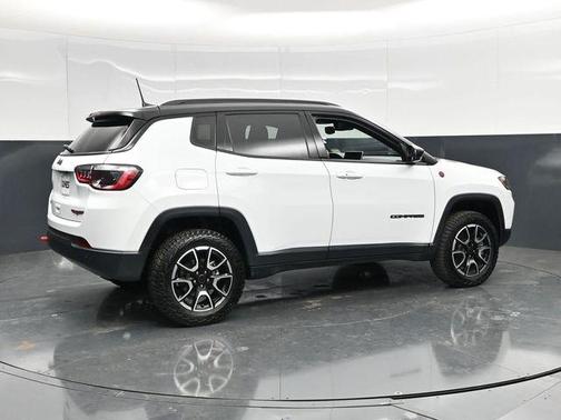 Bright White Clearcoat 2025 Jeep Compass Trailhawk