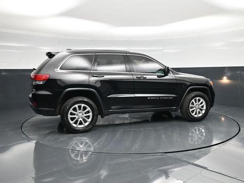 Diamond Black Crystal Pearlcoat 2022 Jeep Grand Cherokee Laredo