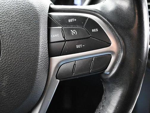 Diamond Black Crystal Pearlcoat 2022 Jeep Grand Cherokee Laredo