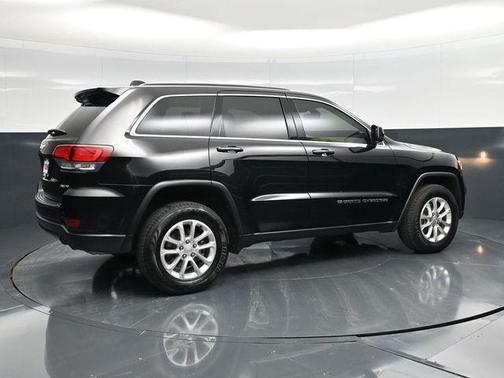 Diamond Black Crystal Pearlcoat 2022 Jeep Grand Cherokee Laredo