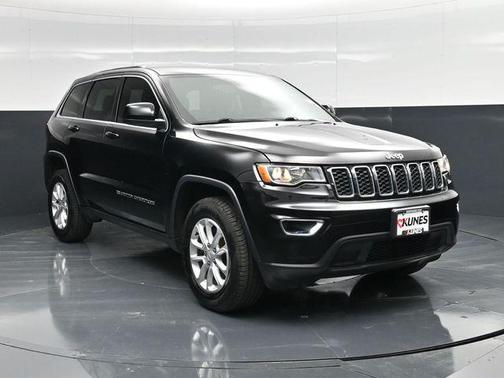 Diamond Black Crystal Pearlcoat 2022 Jeep Grand Cherokee Laredo