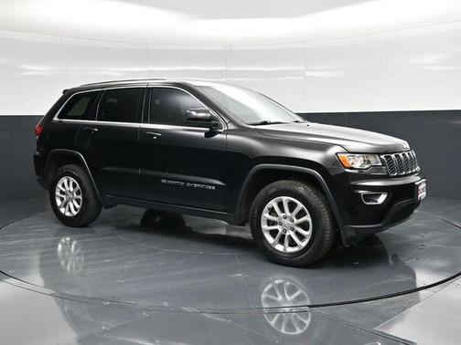 Diamond Black Crystal Pearlcoat 2022 Jeep Grand Cherokee Laredo