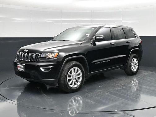 Diamond Black Crystal Pearlcoat 2022 Jeep Grand Cherokee Laredo