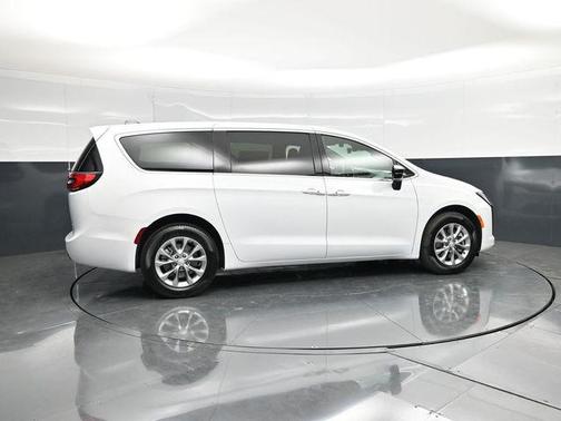 Bright White Clearcoat 2027 Chrysler Pacifica L