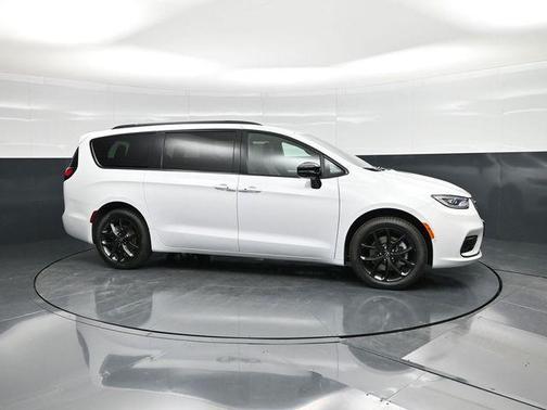 Bright White Clearcoat 2026 Chrysler Pacifica L