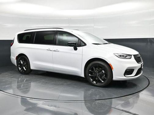 Bright White Clearcoat 2026 Chrysler Pacifica L