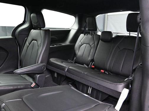 Bright White Clearcoat 2026 Chrysler Pacifica L