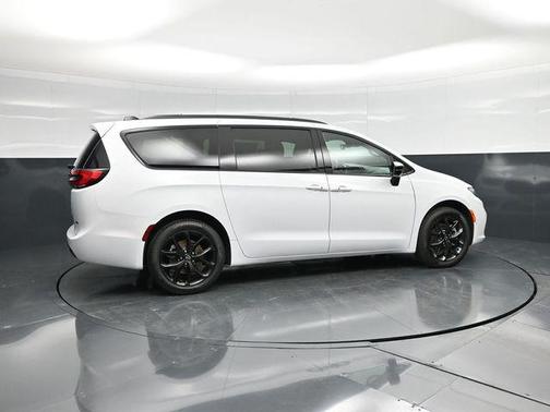 Bright White Clearcoat 2026 Chrysler Pacifica L