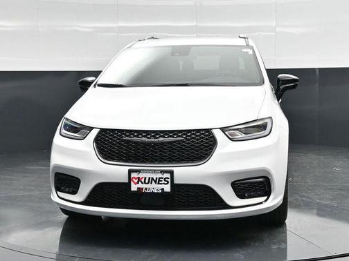 Bright White Clearcoat 2026 Chrysler Pacifica L