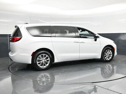 Bright White Clearcoat 2027 Chrysler Pacifica L