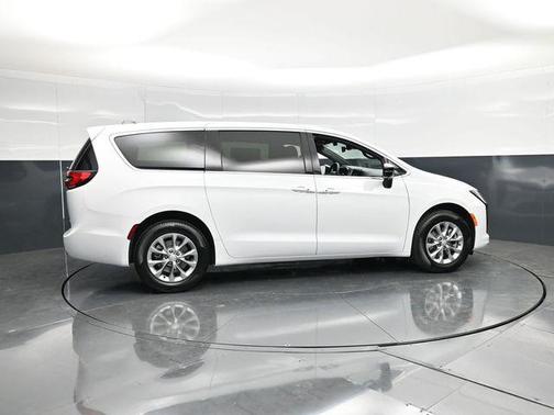Bright White Clearcoat 2027 Chrysler Pacifica L